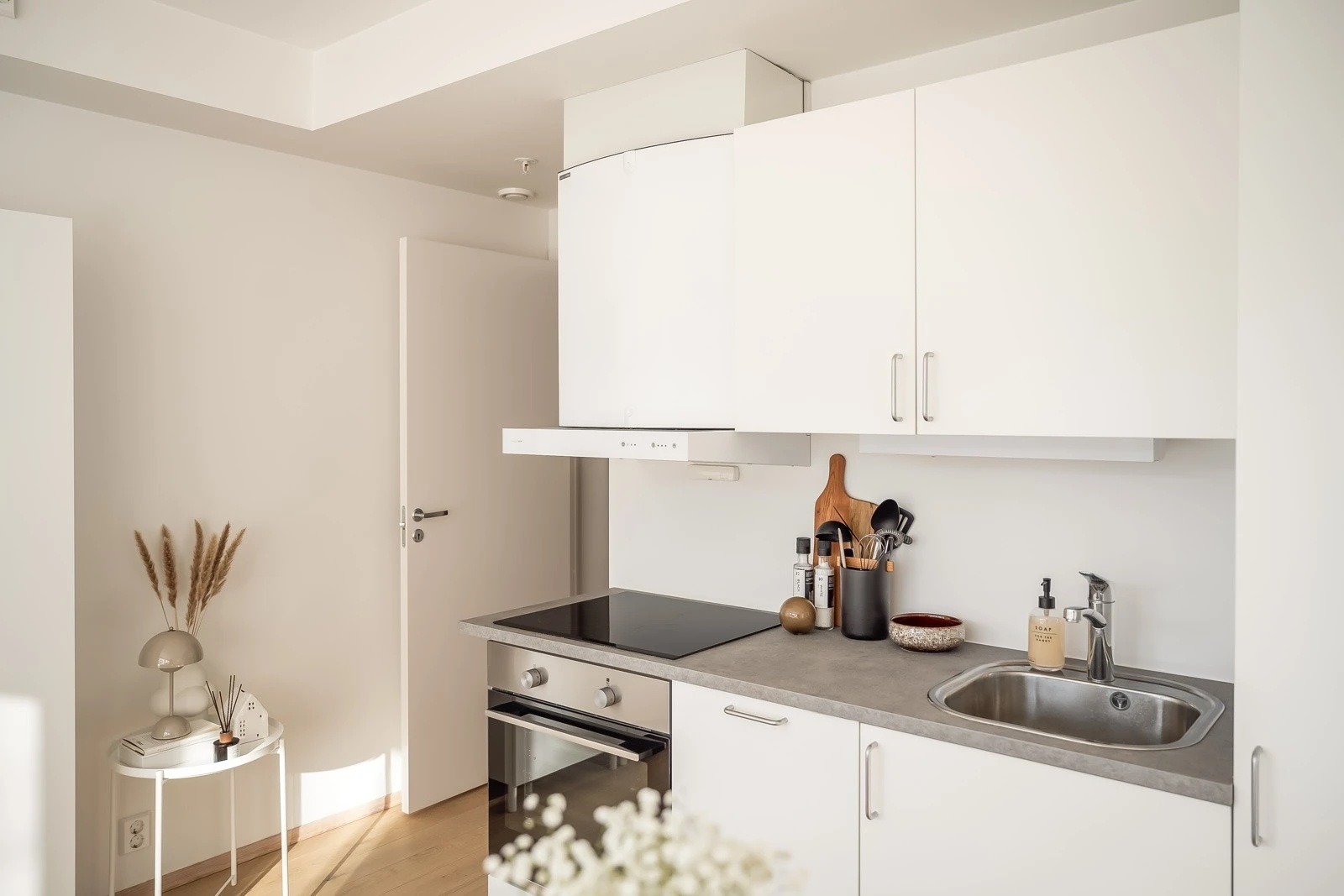 Kjøkken - Stekeovn, platetopp, vaskemaskin og kombiskap er inkludert!